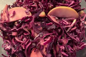 Rotkohl-Salat mit R&uuml;benkrautdressing