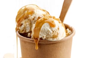 R&uuml;benkraut-Eis mit Karamellso&szlig;e